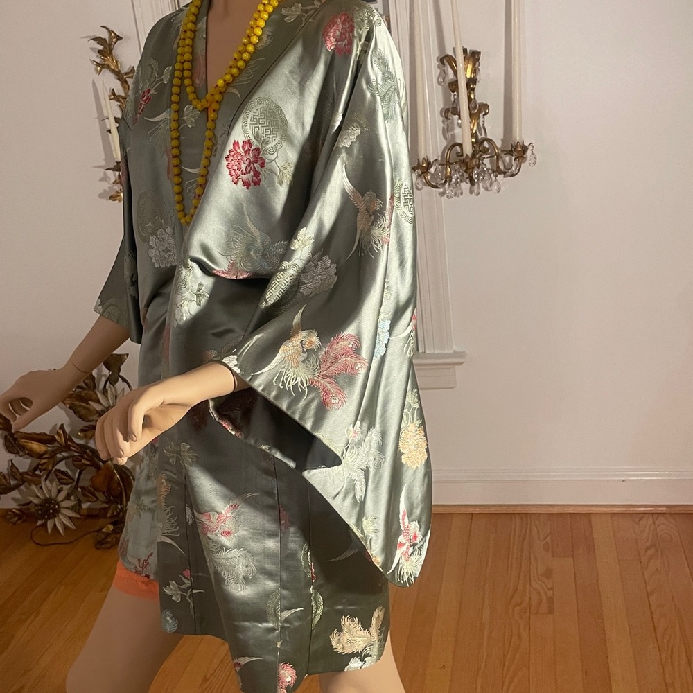 Authentic vintage kimono.traditional classic styling . Fits small-medium.